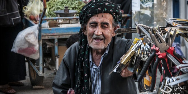 عدم اختصاص دادن مکانی مناسب و روی آوردن کاسبان به دست فروشی در پیاده رو های خیابان اصلی شهر