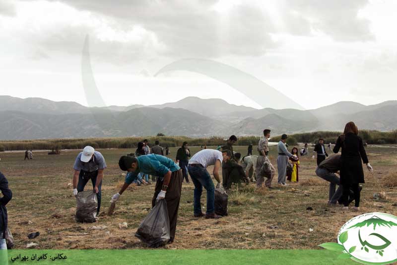 پاکسازی تالاب زریبار به روایت تصویر