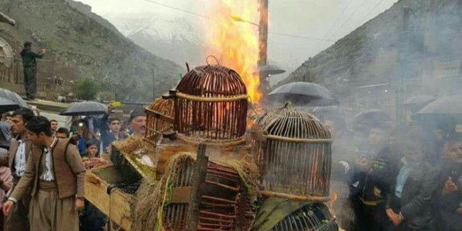 قفس‌ها را شکستند و سوزاندند تا در سال جدید پای هیچ پرنده‌ای به این قفسها باز نشود.
