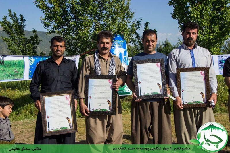 مراسم تقدیر از4شکارچی پیوستە بە جنبش تفنگ سبز توسط چیا