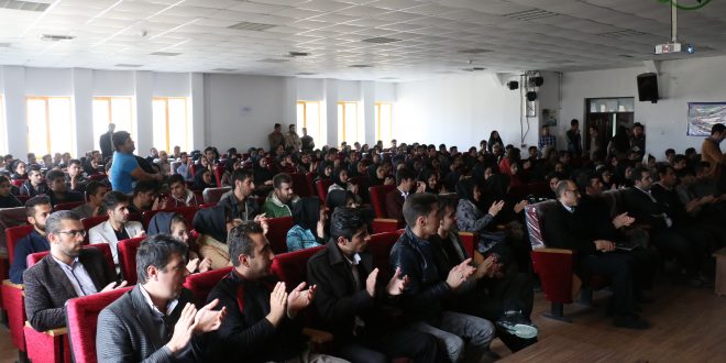 سخنرانی چیا، در سمینار “زریبار فرصت ها و چالش های آن” در دانشگاە پیام نور مریوان