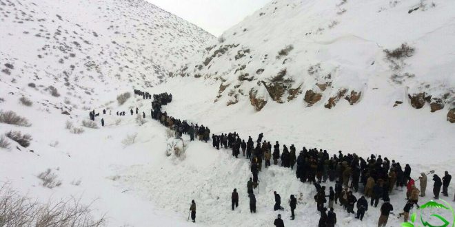 مشارکت مردم سردشت در پیدا کردن کولبران زیر بهمن