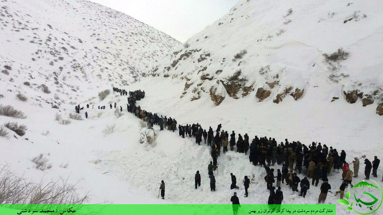 مشارکت مردم سردشت در پیدا کردن کولبران زیر بهمن